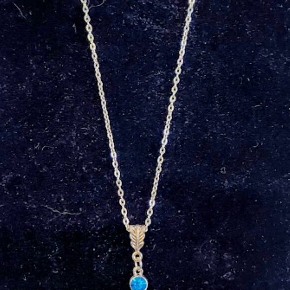 Handmade Silver tone Light Blue Crystal Necklace Tibetan Silver Bail 17" Chain - Picture 2 of 3